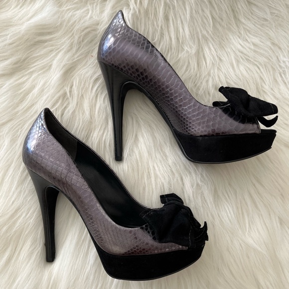 Marciano Bow Pumps, size 5.5 - Picture 5 of 8